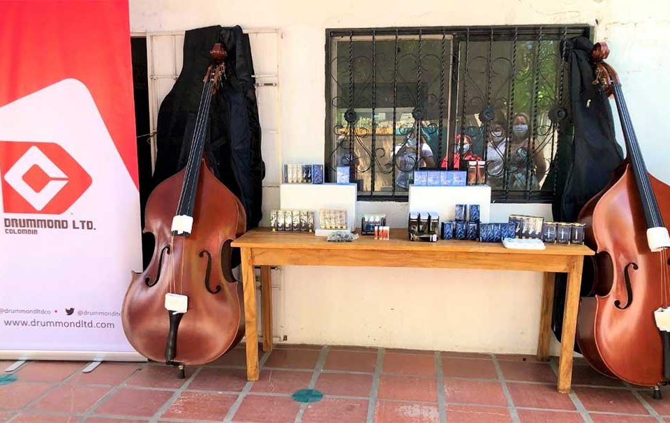 Drummond Ltd. entrega instrumentos musicales en Becerril, Cesar