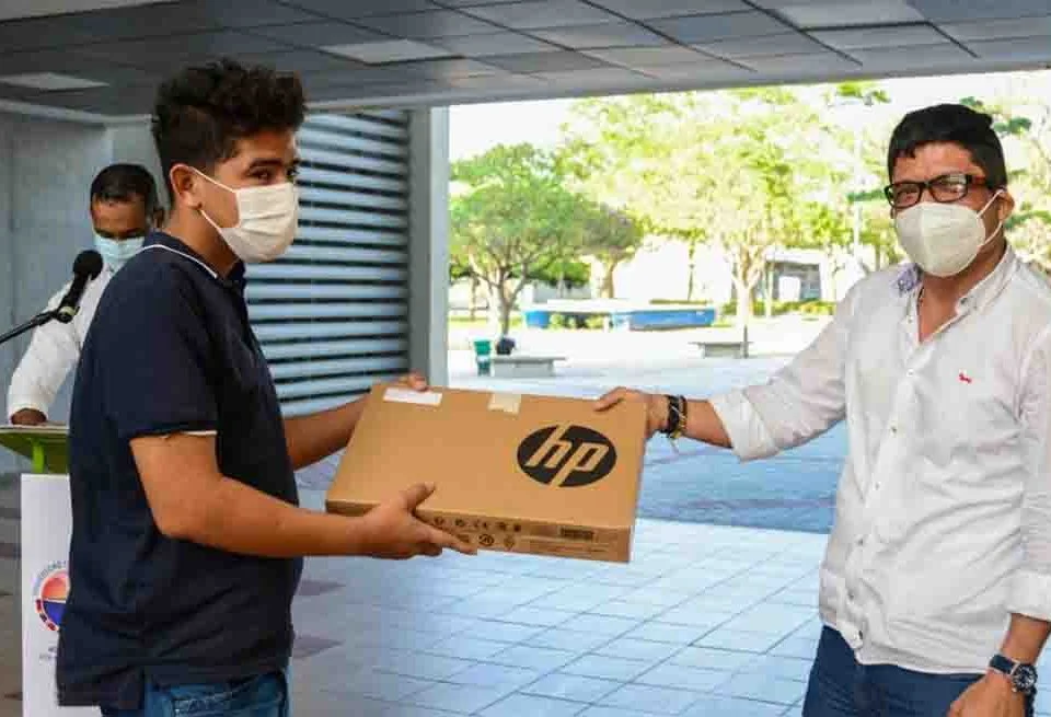 Estudiantes reciben apoyos de Unimagdalena