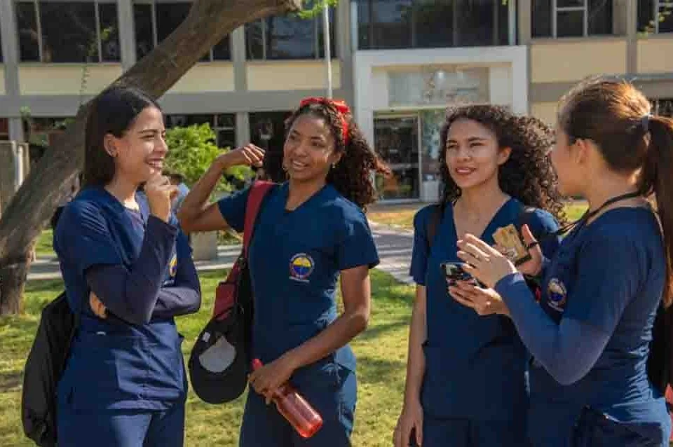 Esudiantes celebran ampliación plazo matrícula financiera