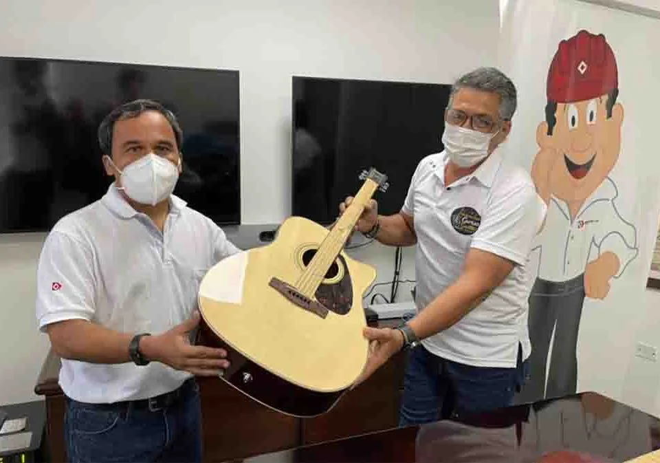 Drummond_entrega instrumentos musicales en el Cesar
