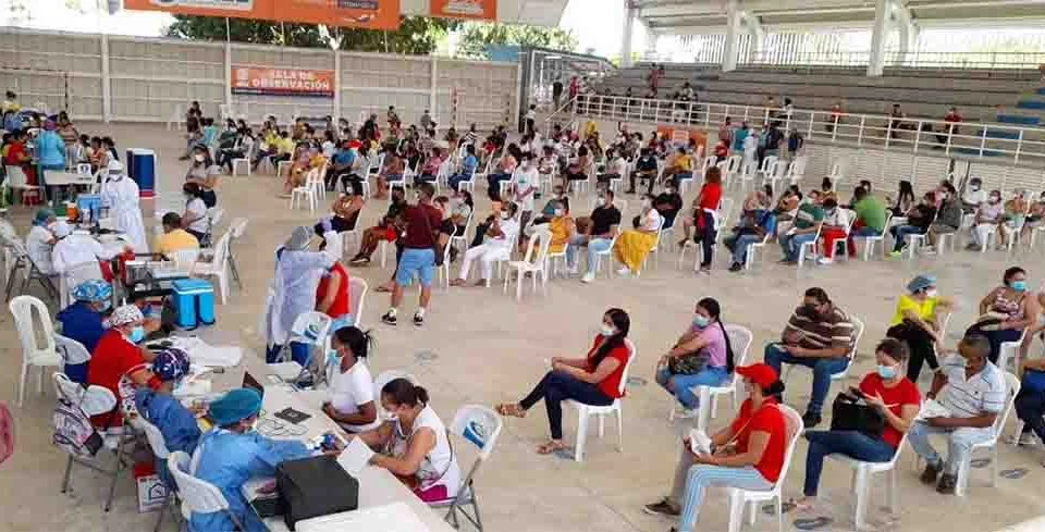 Vacunación en el Coliseo del Buen Vivir