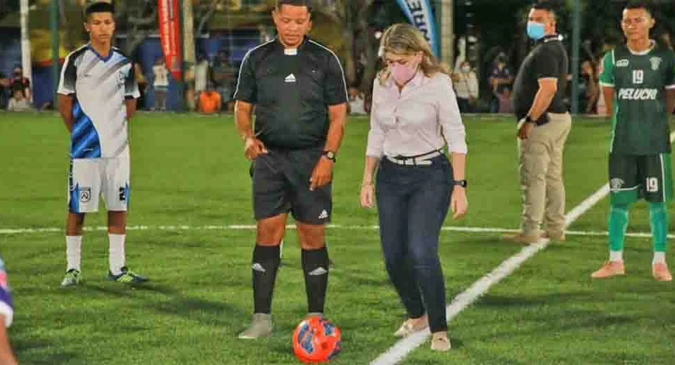 Virna Johnson entrega cancha de futbol en Gaira