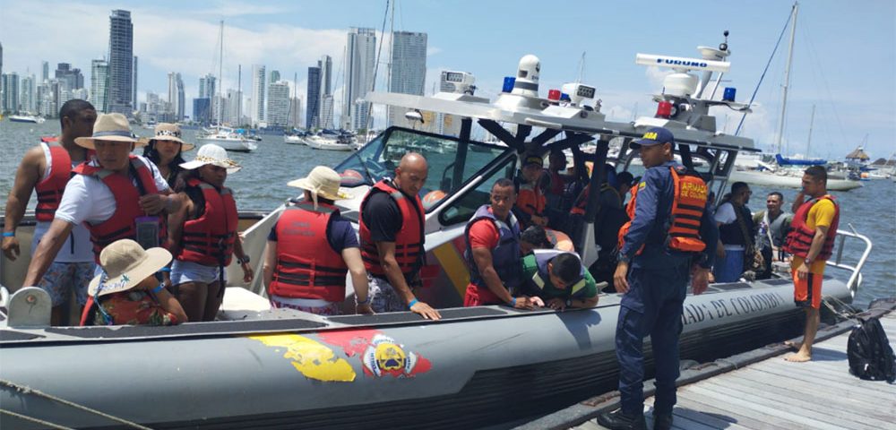 Armada de Colombia rescata 22 turistas