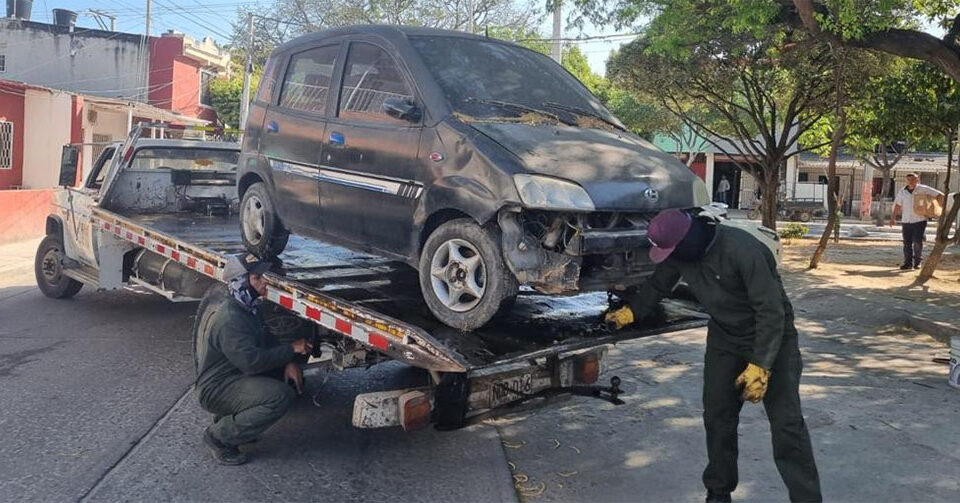 Alcaldía de Santa Marta retira vehículos abandonados
