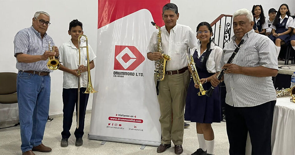 Drummond Ltd. entrega instrumentos musicales a lED de Valledupar