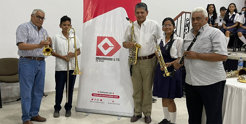 Drummond Ltd. entrega instrumentos musicales a lED de Valledupar