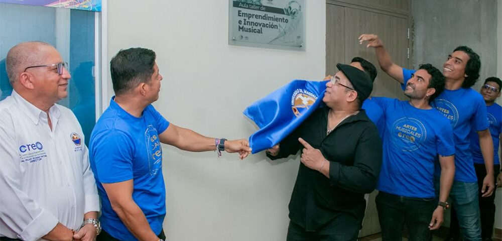 Rector Pablo Vera inaugura aula para el emprendimiento y la creación musical