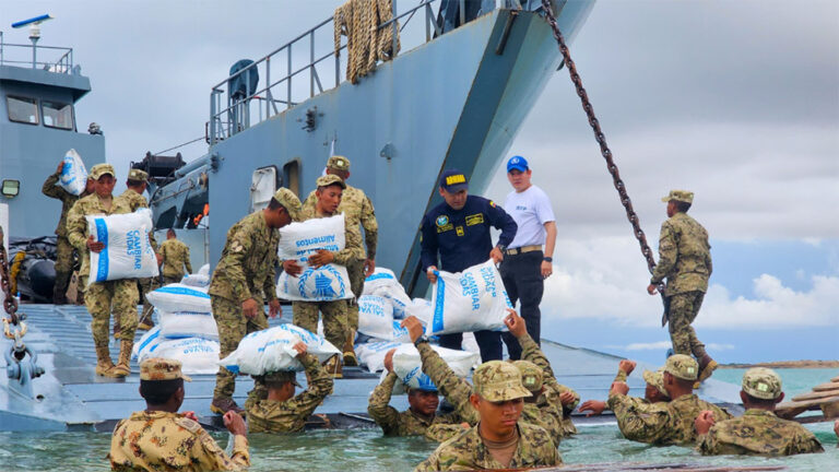 Armada de Colombia llega a la Alta Guajira con ayudas humanitarias