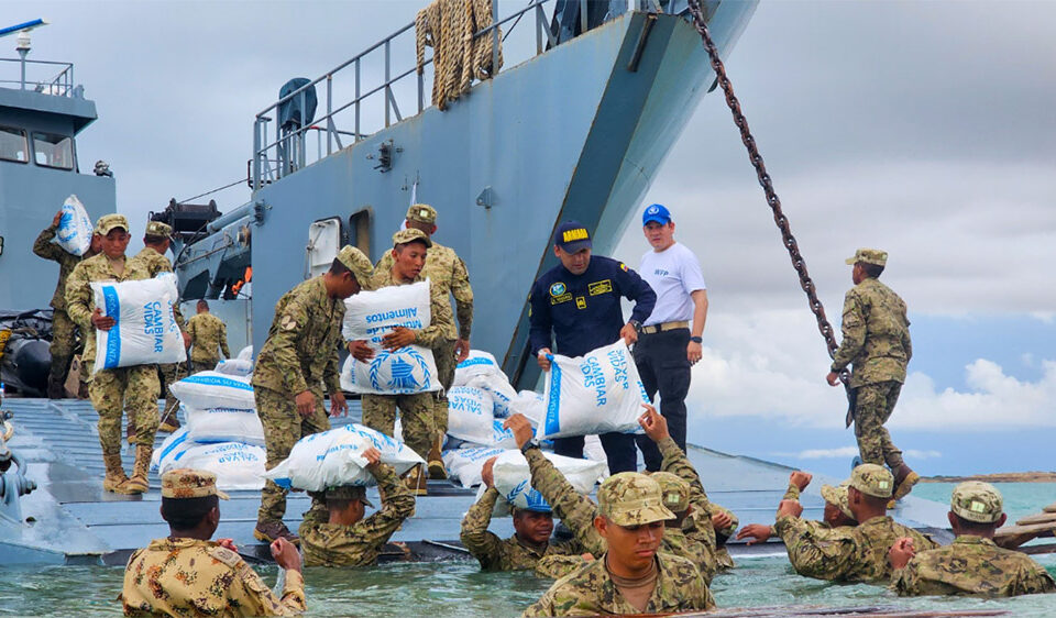 Armada de Colombia llega a la Alta Guajira con ayudas humanitarias