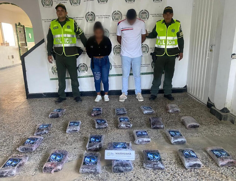 Dos pasajeros de bus fueron capturados con 23 kilos de marihuana