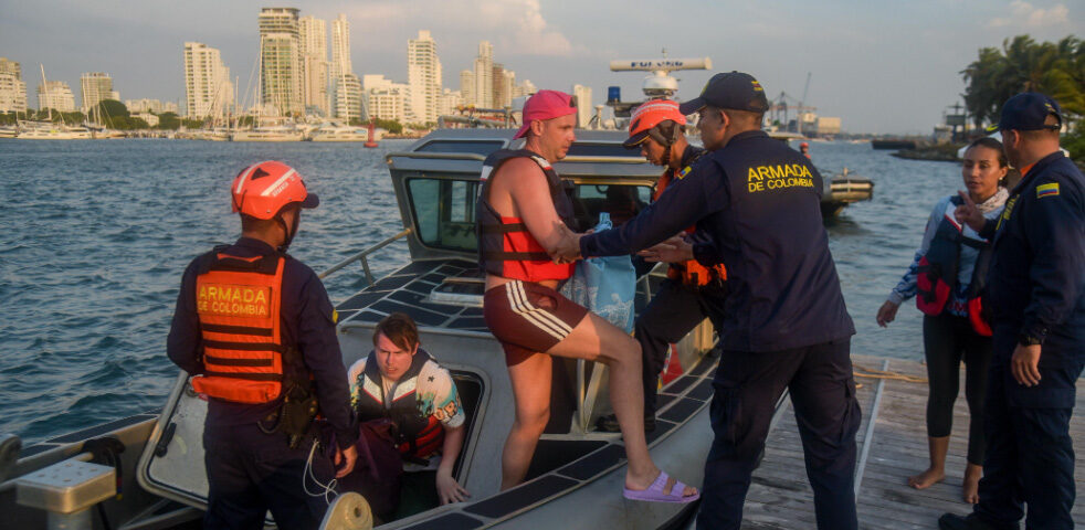 Armada de Colombia atiende emergencia de embarcación con 38 turistas