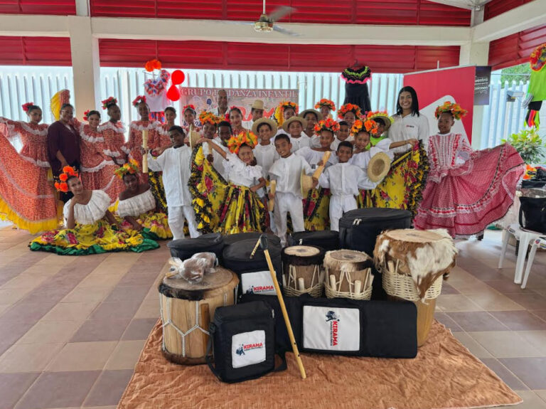 Drummond Energy entrega de dotación al grupo de danzas Kirama
