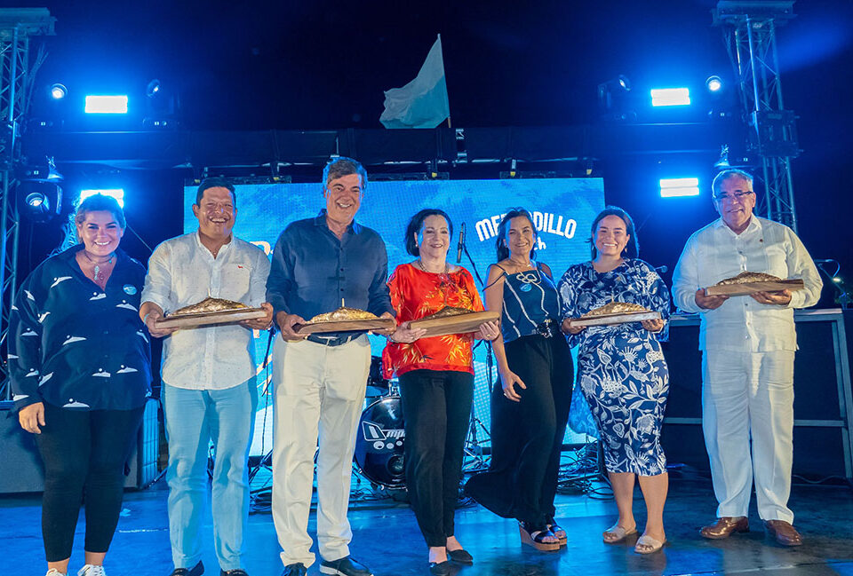 Rector Pablo Vera Salazar recibe reconocimiento_