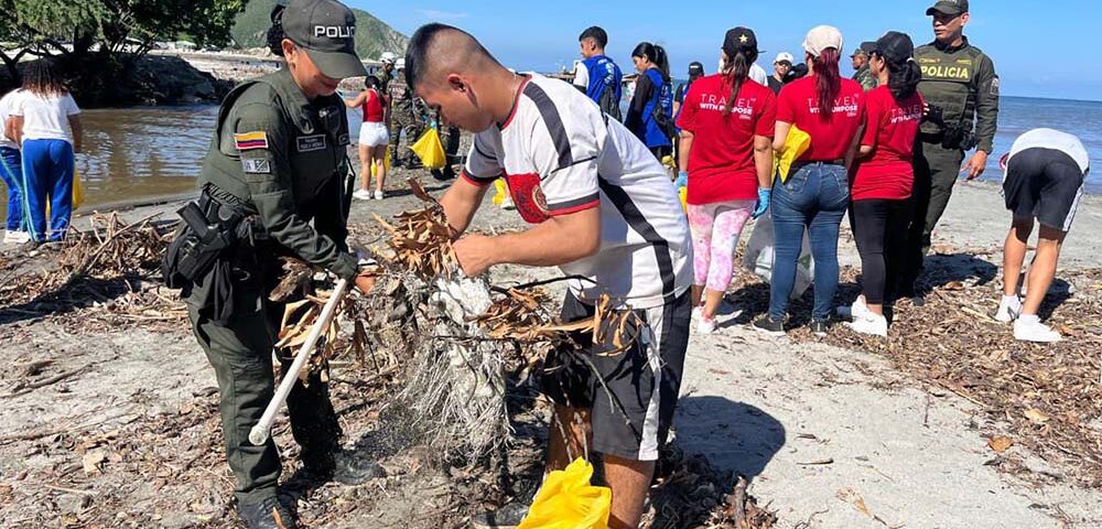 Una tonelada de residuos fue recolectada en playas de Santa Marta gracias a acción articulada en la que participó el Ejército Nacional