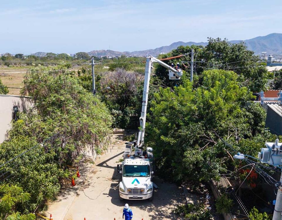 Trabajos eléctricos en El Piñón y sectores de Santa Marta