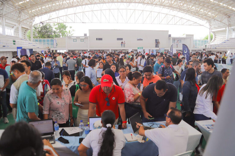 Administración de Carlos Pinedo abre más de 1.000 oportunidades laborales para los samarios