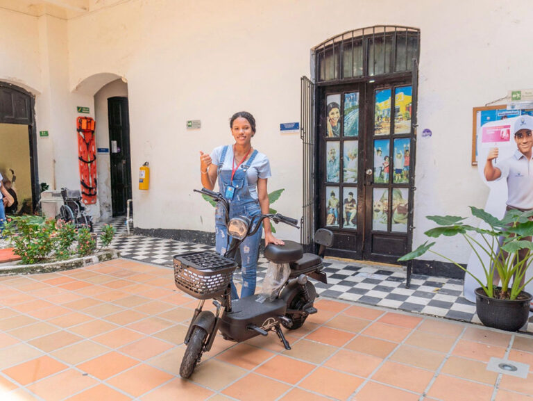 ¡Carlos Pinedo cumple! Estudiante universitaria recibe motocicleta tras compromiso adquirido en Galicia