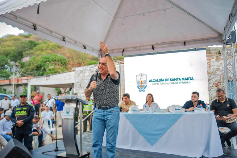 Alcalde Carlos Pinedo niega ataques a la prensa y denuncia noticias falsas en Santa Marta que afectan el turismo