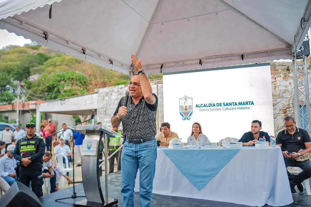 Alcalde Carlos Pinedo niega ataques a la prensa y denuncia noticias falsas en Santa Marta que afectan el turismo
