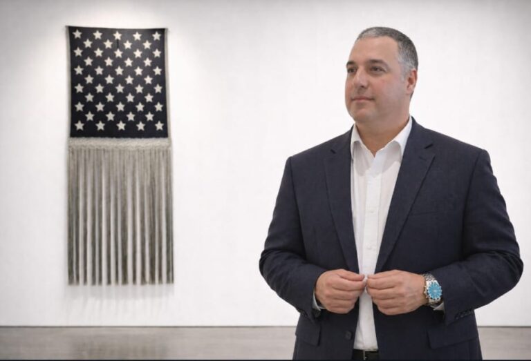La bandera de Estados Unidos se convierte en agua en la nueva obra de Mateo Blanco para America 250