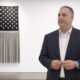 La bandera de Estados Unidos se convierte en agua en la nueva obra de Mateo Blanco para America 250