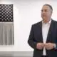 La bandera de Estados Unidos se convierte en agua en la nueva obra de Mateo Blanco para America 250